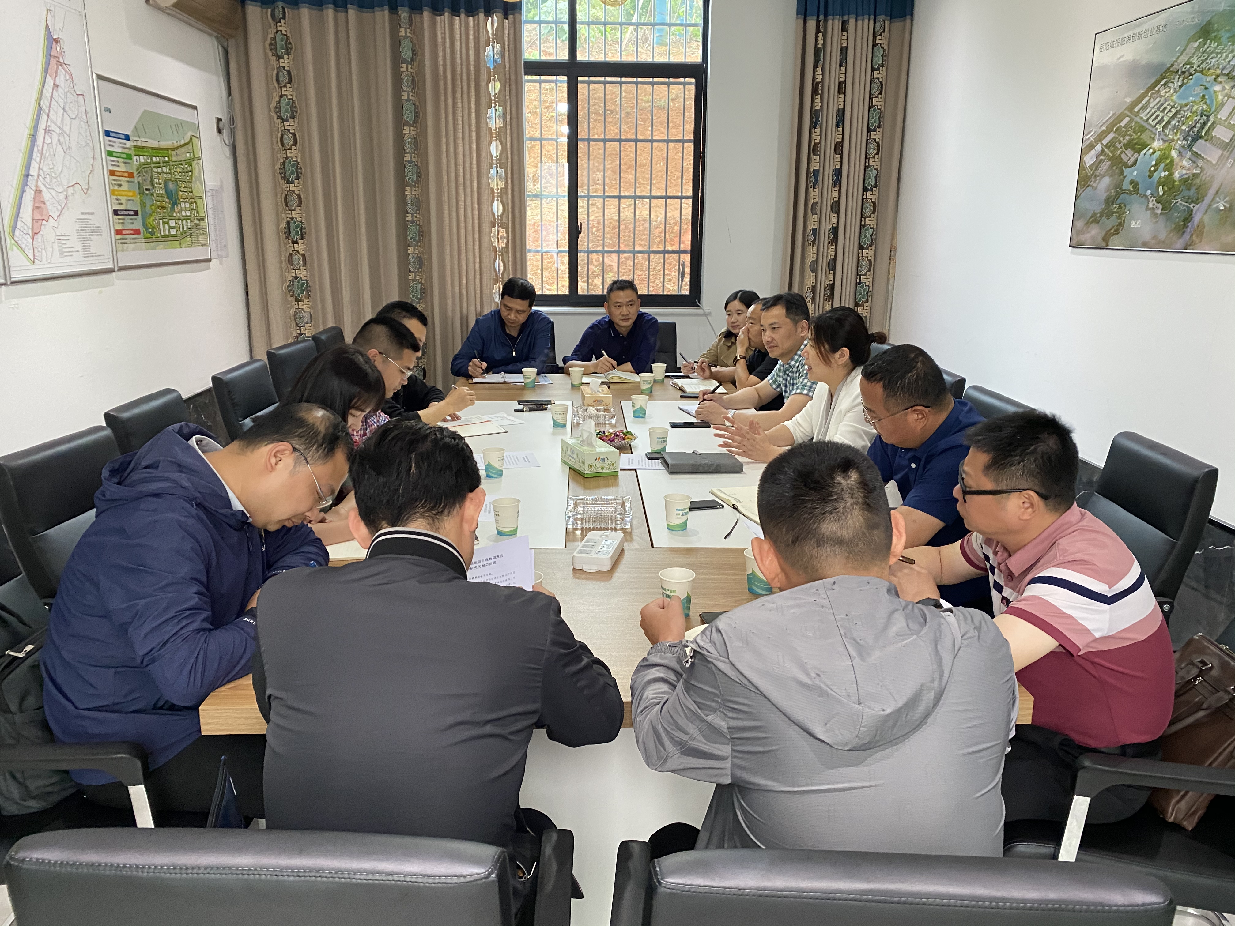 5.17云溪區(qū)常務(wù)副區(qū)長胡蝶在臨港創(chuàng)新創(chuàng)業(yè)基地主持召開現(xiàn)場調(diào)度會.jpg 5.17云溪區(qū)常務(wù)副區(qū)長胡蝶在臨港創(chuàng)新創(chuàng)業(yè)基地主持召開現(xiàn)場調(diào)度會.jpg